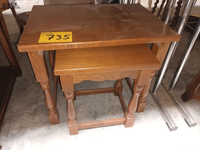 Lot 735 - set van 2 nesttafeltjes in eik - afbeelding 1 van  3