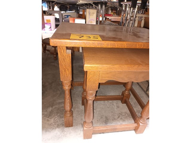 Lot 735 - set van 2 nesttafeltjes in eik - afbeelding 3 van  3