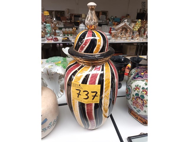 Lot 737 - dekselvaas h. bequet - afbeelding 1 van  4