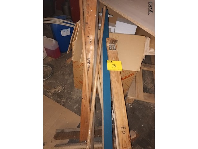 Lot 738 - borstels, houtresten en isomo blokken - afbeelding 1 van  5