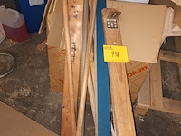 Lot 738 - borstels, houtresten en isomo blokken - afbeelding 1 van  5