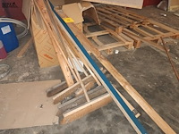 Lot 738 - borstels, houtresten en isomo blokken - afbeelding 2 van  5