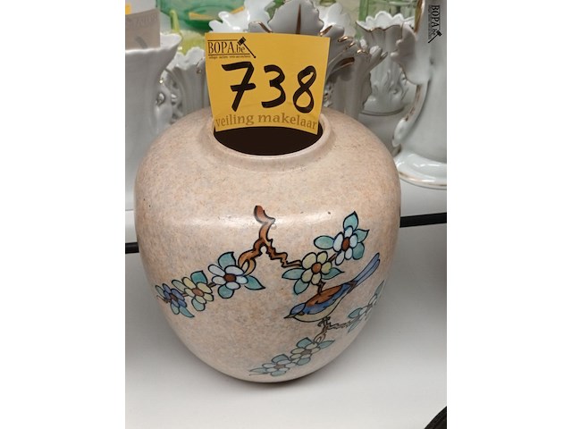 Lot 738 - siervaas met bloemen en vogel - afbeelding 1 van  3