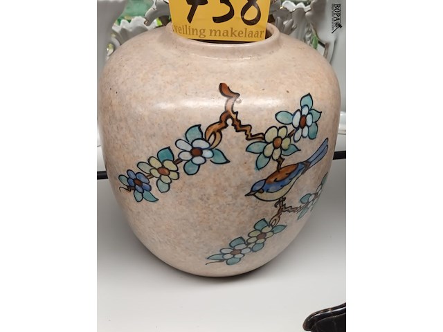 Lot 738 - siervaas met bloemen en vogel - afbeelding 2 van  3