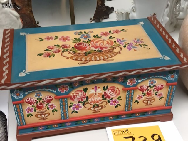Lot 739 - houten beschilderd kistje - afbeelding 1 van  3