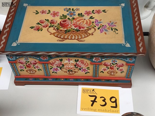 Lot 739 - houten beschilderd kistje - afbeelding 3 van  3