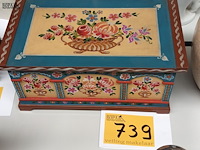 Lot 739 - houten beschilderd kistje - afbeelding 3 van  3