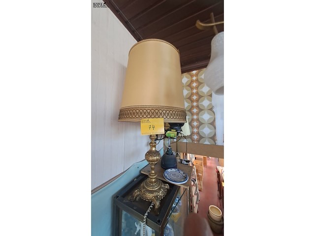 Lot 74 - antieken tafellamp koper met klassieke lampenkap h 88 cm - afbeelding 1 van  3