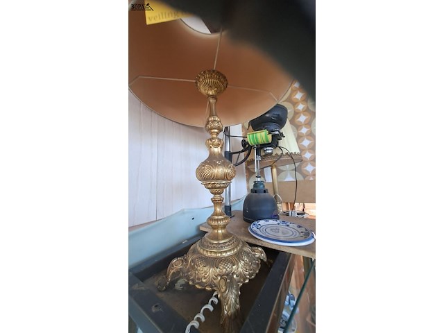 Lot 74 - antieken tafellamp koper met klassieke lampenkap h 88 cm - afbeelding 2 van  3