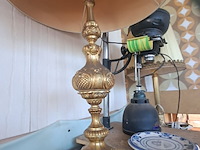 Lot 74 - antieken tafellamp koper met klassieke lampenkap h 88 cm - afbeelding 2 van  3
