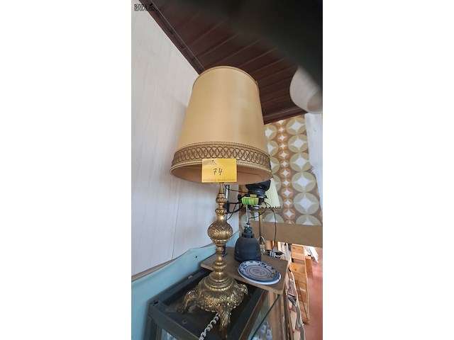 Lot 74 - antieken tafellamp koper met klassieke lampenkap h 88 cm - afbeelding 3 van  3