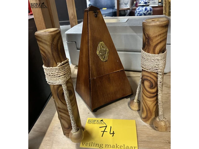 Lot 74 - bamboe rammelaar + antiek houten metronoom - afbeelding 1 van  4