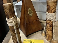 Lot 74 - bamboe rammelaar + antiek houten metronoom