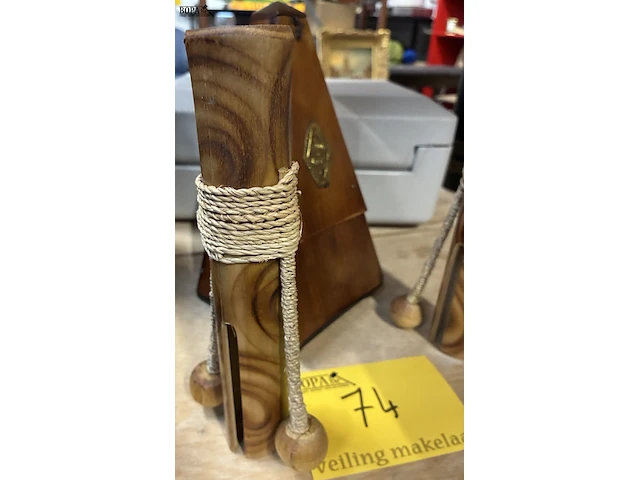 Lot 74 - bamboe rammelaar + antiek houten metronoom - afbeelding 2 van  4