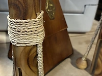 Lot 74 - bamboe rammelaar + antiek houten metronoom - afbeelding 2 van  4
