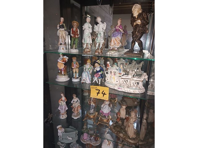 Lot 74 - beeldjes in porselein. 38 stuks - afbeelding 1 van  7