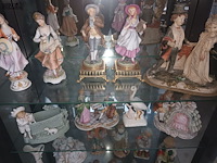 Lot 74 - beeldjes in porselein. 38 stuks - afbeelding 5 van  7