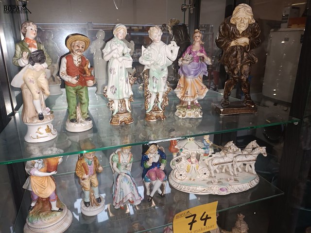 Lot 74 - beeldjes in porselein. 38 stuks - afbeelding 6 van  7