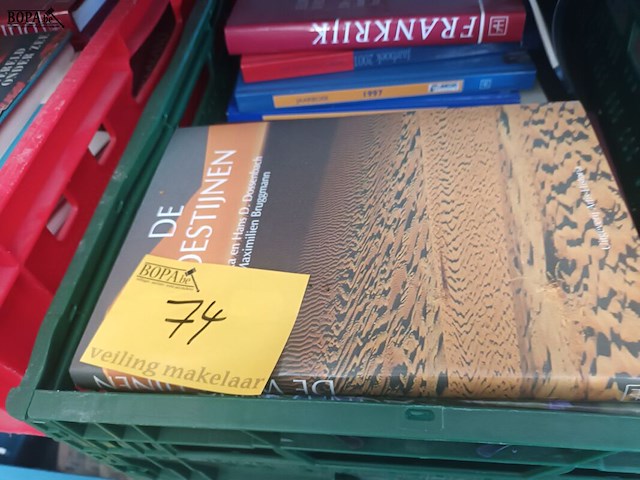 Lot 74 - boeken. 2 bakken - afbeelding 3 van  3