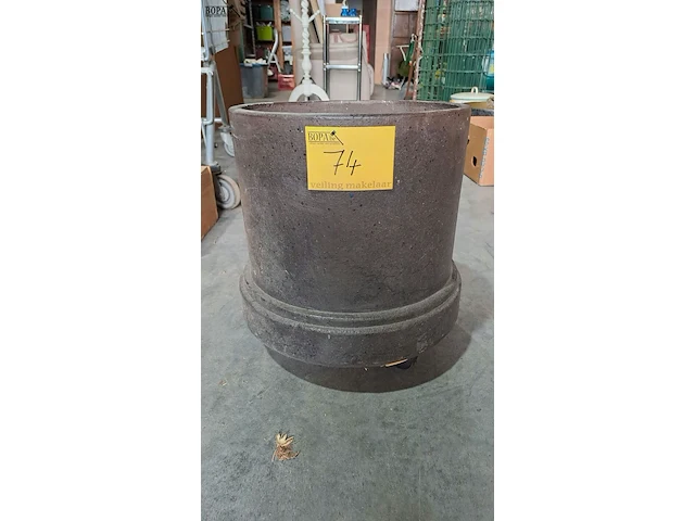 Lot 74 - bruine stenen bloempot klassieke stijl - afbeelding 1 van  2