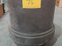 Lot 74 - bruine stenen bloempot klassieke stijl