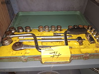 Lot 74 - doppenset in koffer - afbeelding 1 van  4