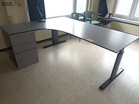 Lot 74 - hoekbureau met ladeblok - afbeelding 1 van  3