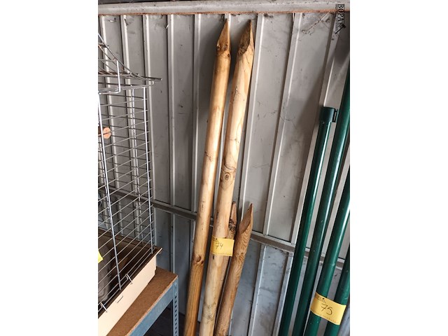 Lot 74 - houten ronde palen. 4 stuks - afbeelding 1 van  2