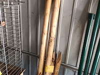 Lot 74 - houten ronde palen. 4 stuks - afbeelding 1 van  2
