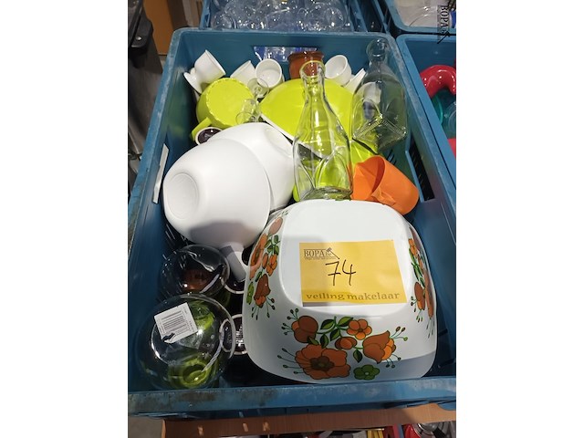 Lot 74 - huisraad. 1 bak - afbeelding 1 van  4