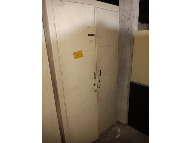 Lot 74 - kast met inhoud - afbeelding 1 van  2