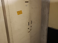 Lot 74 - kast met inhoud - afbeelding 1 van  2