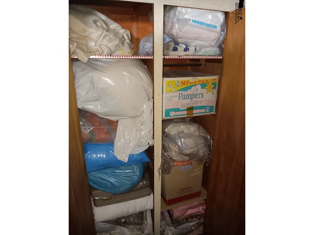 Lot 74 - kast met inhoud - afbeelding 2 van  2