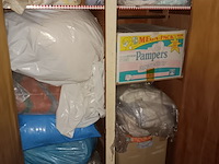 Lot 74 - kast met inhoud - afbeelding 2 van  2