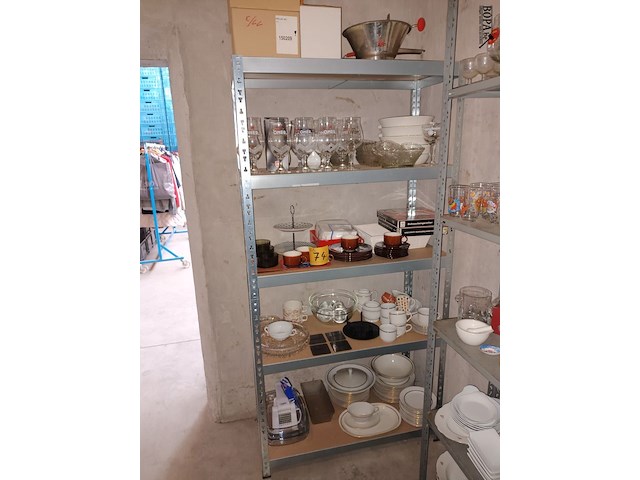 Lot 74 - keukenmateriaal en huisraad. inhoud rek - afbeelding 1 van  5