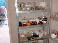 Lot 74 - keukenmateriaal en huisraad. inhoud rek - afbeelding 1 van  5
