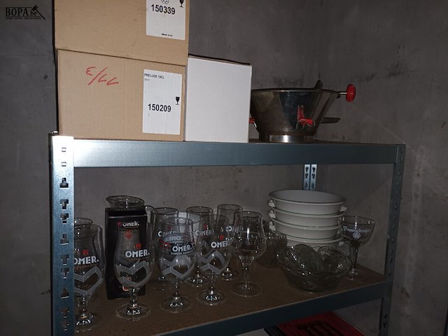 Lot 74 - keukenmateriaal en huisraad. inhoud rek - afbeelding 2 van  5