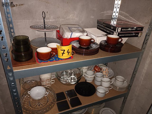 Lot 74 - keukenmateriaal en huisraad. inhoud rek - afbeelding 3 van  5