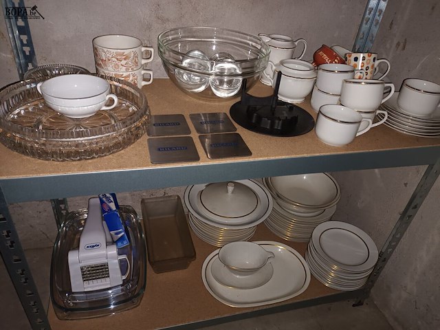 Lot 74 - keukenmateriaal en huisraad. inhoud rek - afbeelding 4 van  5