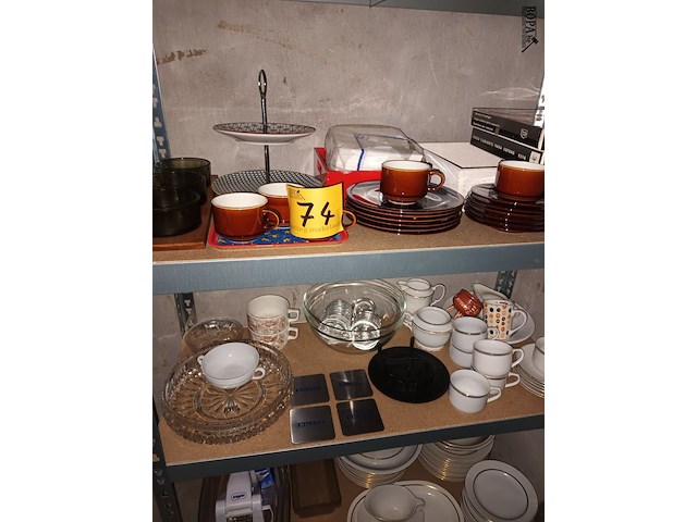 Lot 74 - keukenmateriaal en huisraad. inhoud rek - afbeelding 5 van  5