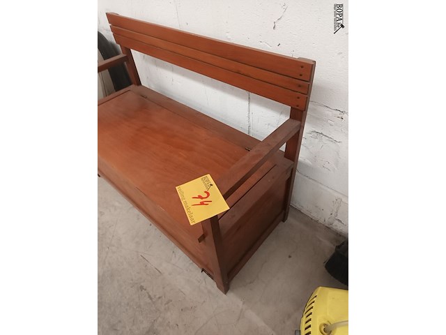 Lot 74 - kinderzitbankje met opberging - afbeelding 2 van  4