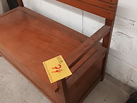 Lot 74 - kinderzitbankje met opberging - afbeelding 2 van  4