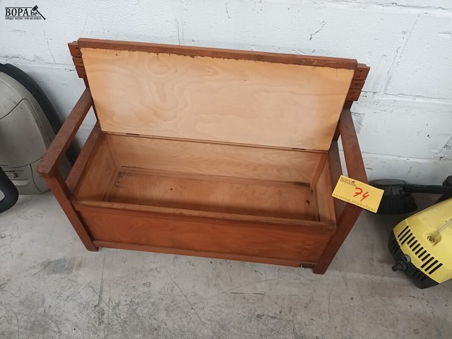 Lot 74 - kinderzitbankje met opberging - afbeelding 3 van  4