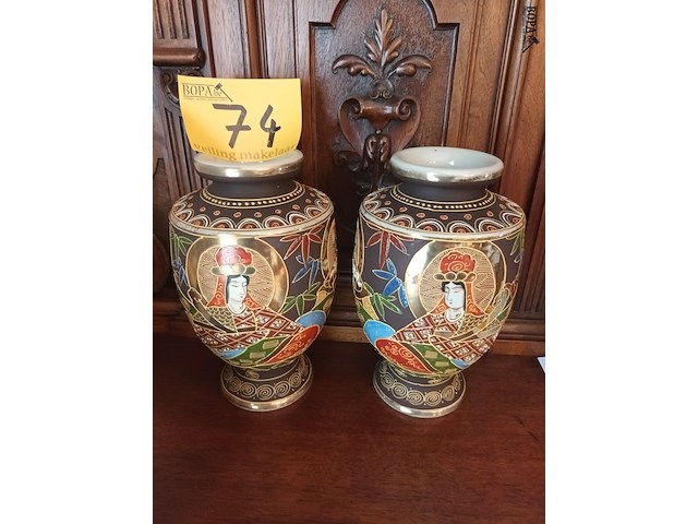 Lot 74 - koppel satsuma vazen - afbeelding 1 van  5