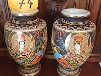 Lot 74 - koppel satsuma vazen - afbeelding 1 van  5