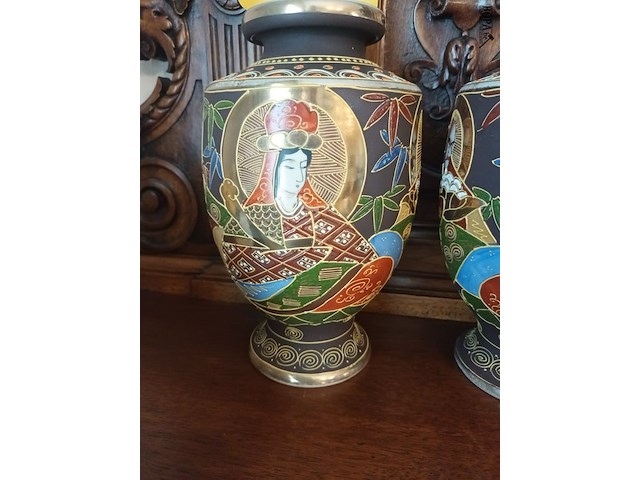 Lot 74 - koppel satsuma vazen - afbeelding 2 van  5