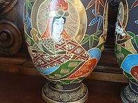 Lot 74 - koppel satsuma vazen - afbeelding 2 van  5