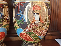 Lot 74 - koppel satsuma vazen - afbeelding 3 van  5