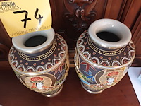 Lot 74 - koppel satsuma vazen - afbeelding 4 van  5