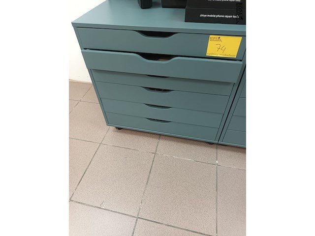 Lot 74 - ladeblok met inhoud - afbeelding 1 van  7
